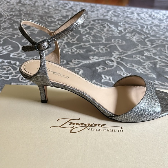 Beautiful kitten heel platinum colored sandals for dressy occasion. Only worn 2X - Picture 7 of 8